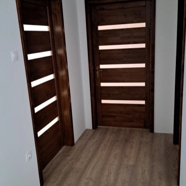 Egyedi szábú kültéri és beltéri ajtók